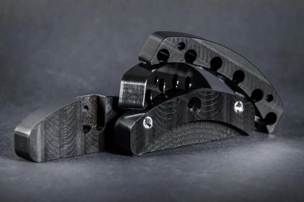 Componente mecánico de metal negro.