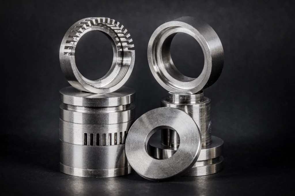 Piezas mecánicas de metal.